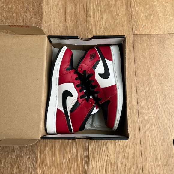 Air Jordan 1 Mid - Chicago Black Toe (GS) - Size US 4.5Y (Unisex) - Picture 5 of 14